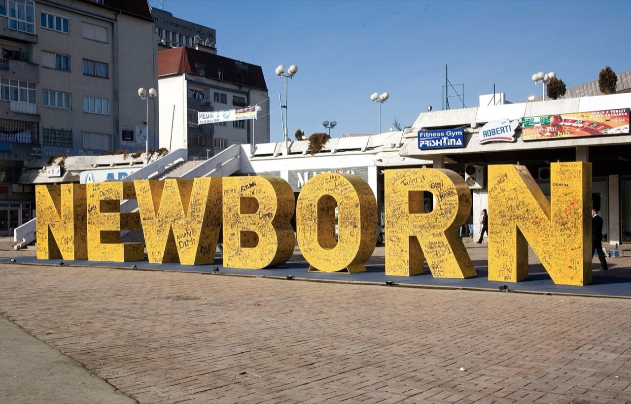 Монумент NEWBORN